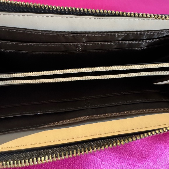 COACH Brown Signature Zippered Wallet 8 card slots (Like New) App size 7.5”x4” - Picture 5 of 9